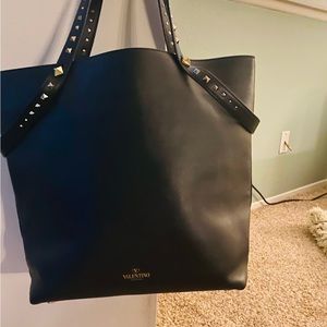 Black, semi new. Looks new. Original tag and cover.